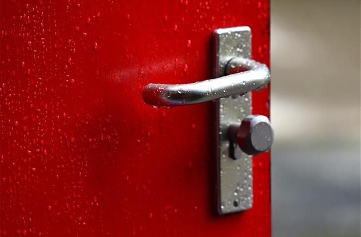 door handle that locks when closed