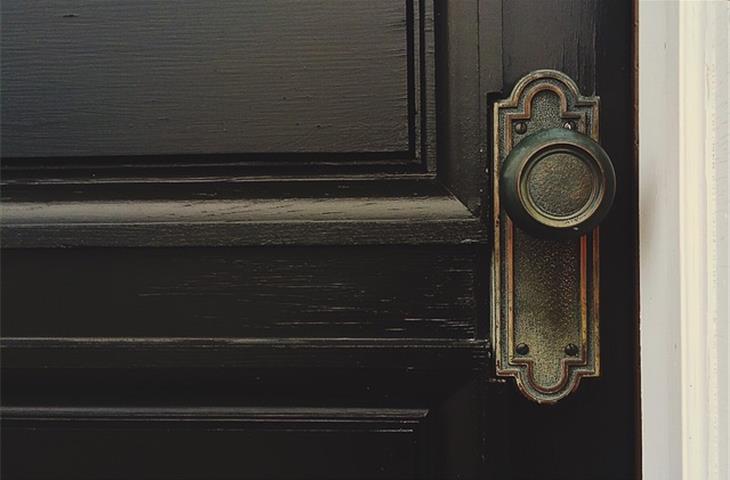 parts of a door knob kit