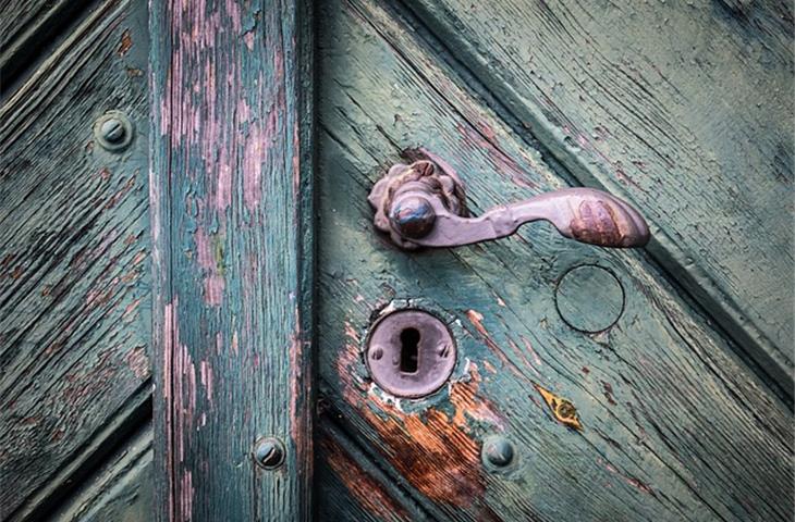 removing door knob latch