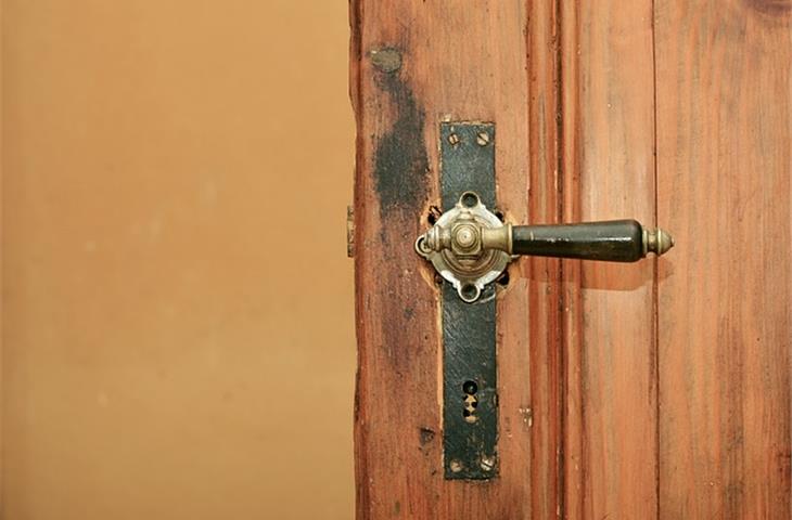 door with handle lock