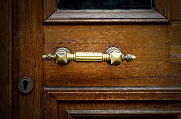 main door handle with lock