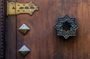 Crafting Seamless: The Beauty of Rounded Door Hinges